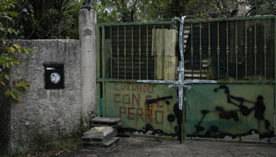 Portal da vivenda onde sucederoin os feitos en Baiona