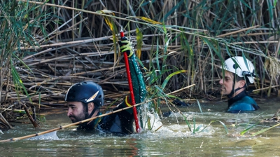 Dous mergulladores dos GEAS buscan persoas desaparecidas na Albufera. EFE/ Biel Alino