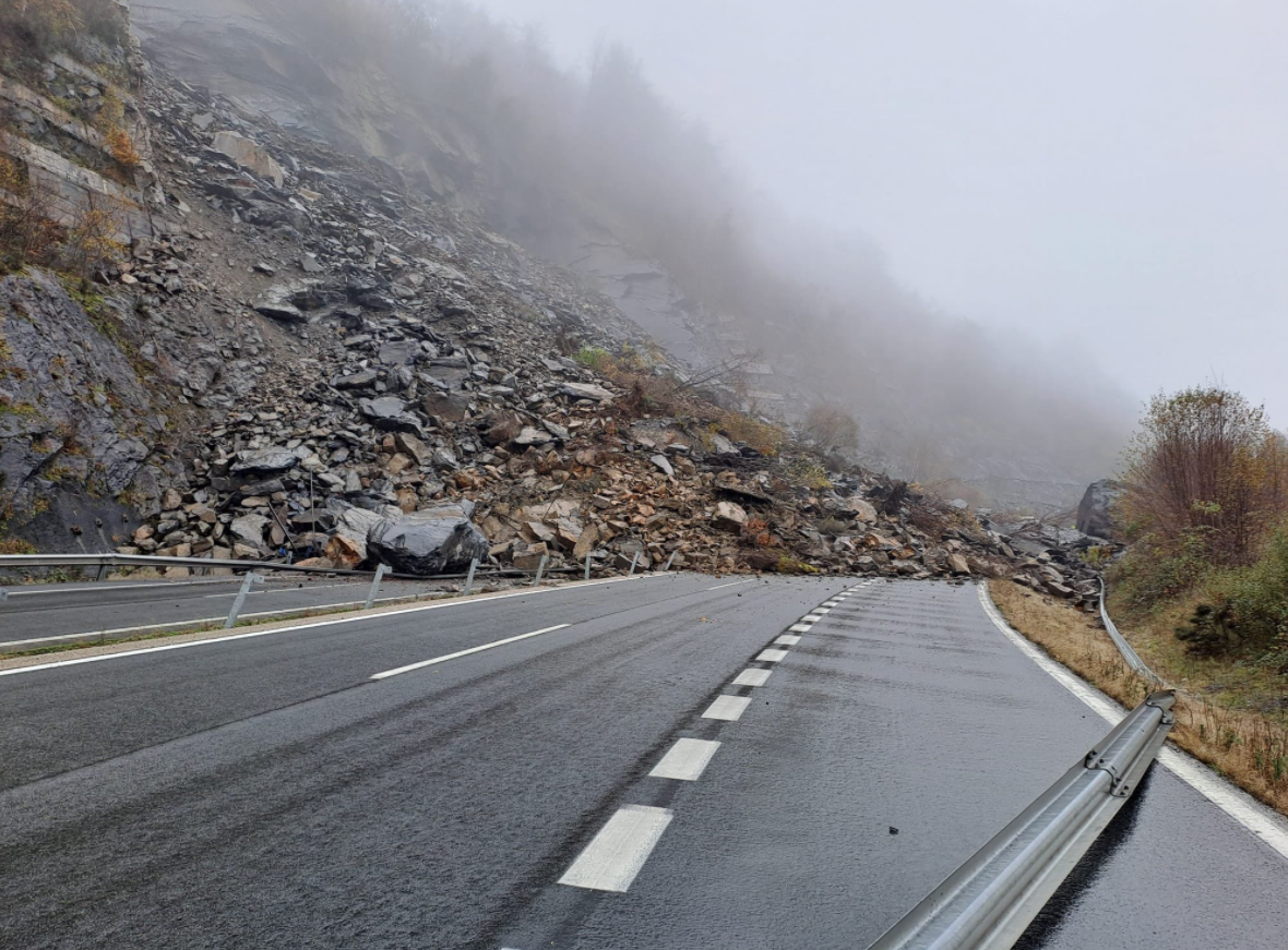 Desprendemento na AP-66, entre Asturias e León, nunha imaxe difundida polo ministro de Transportes, Oscar Puente