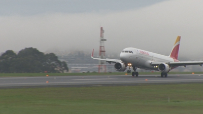 Un avión engala no aeroporto de Alvedro