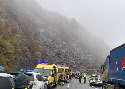 Os equipos de emerxencia e  da Garda Civil ante od esprendemento na A-66 entre Asturias e León