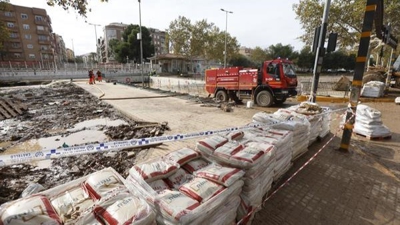 Sacos de terra en previsión de novas choivas tras a DINA do 29 de outubro, este xoves na cidade de Valencia (EFE / Miguel Ángel Polo).