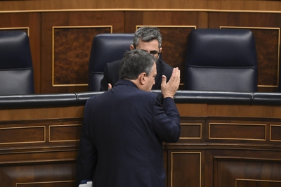 Aitor Esteban conversa con Félix Bolaños. EFE