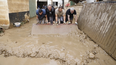 Veciños de Benagarmosa, en Málaga, tras o paso da DINA (Álex Zea / Europa Press)