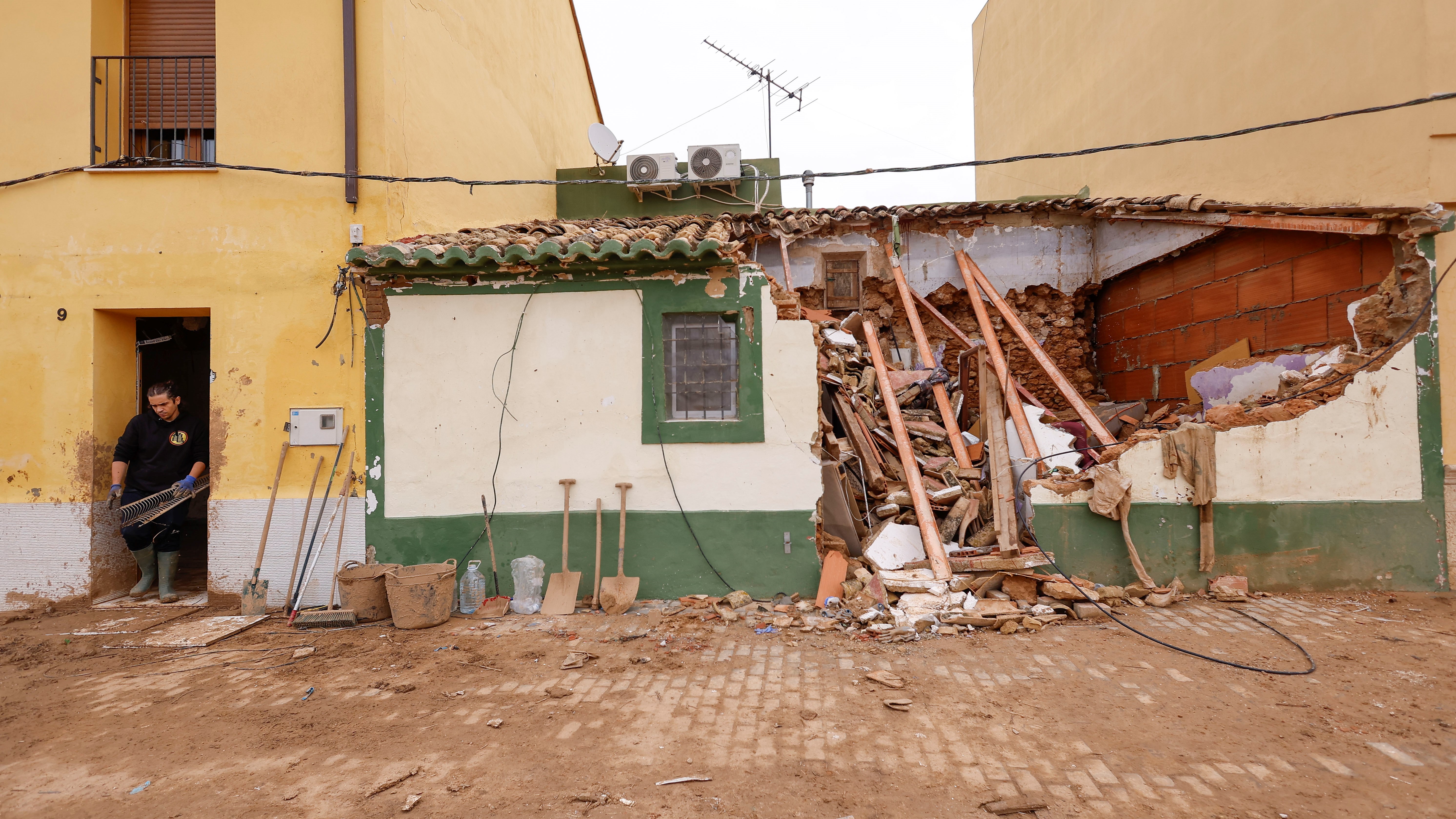 Estragos nunha casa afectada pola riada en Picanya (Valencia). EFE/Villar López