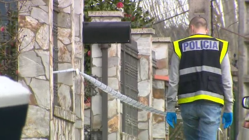 Axente da policía ante a vivenda de Velle, en Ourense, onde suceron os feitos/ Febreiro de 2021