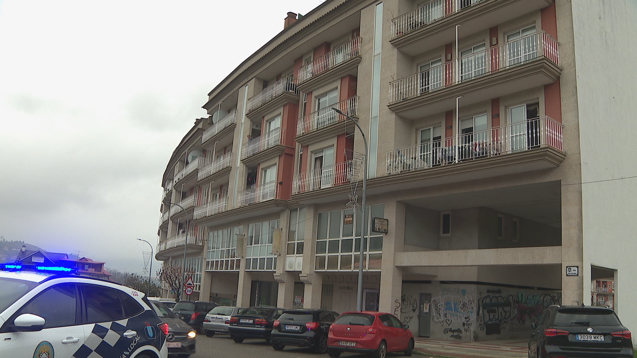 Policía ás portas do edificio afectado a primeira hora da mañá