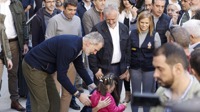 Os reis Filipe VI e Letizia durante a súa visita á localidade valenciana de Chiva (EFE/ Kai Försterling)