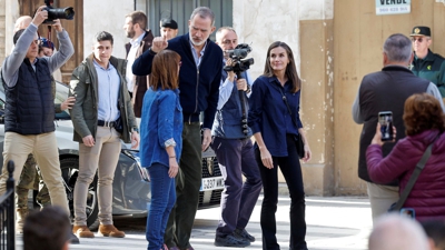 Os reis Filipe VI e Letizia durante a súa visita á localidade valenciana de Chiva (EFE/ Kai Försterling)