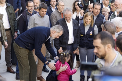 Os reis Filipe VI e Letizia durante a súa visita á localidade valenciana de Chiva (EFE/ Kai Försterling)