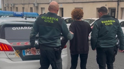 Momento da detención dunha das sospeitosas. Garda Civil