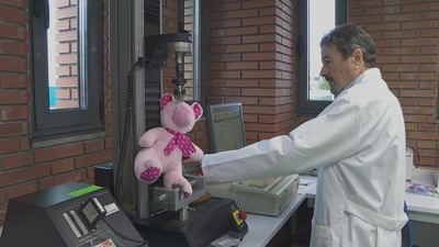 Control de seguridade dun peluche no Laboratorio de Consumo de Galicia