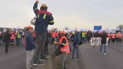 Concentración dos traballadores de Alcoa na ponte dos Santos na A-8 este sábado