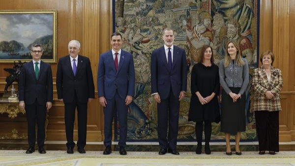 O rei Filipe VI presidiu o acto de promesa da vicepresidenta terceira do Goberno e ministra para a Transición Ecolóxica e o Reto Demográfico, Sara Aagesen (2d), este luns no Palacio da Zarzuela. Xunto a eles, o presidente do Goberno, Pedro Sánchez (3e), a presidenta do Congreso, Francina Armengol (3d), e o presidente do Tribunal Constitucional, Cándido Conde-Pumpido (2e), o ministro para a Presidencia, Félix Bolaños (e), que actúa como Notario Maior do Reino e a presidenta electa do Tribunal de Contas, Enriqueta Chicano, que tamén prometeu o seu cargo ante o rei (EFE / Ballesteros).