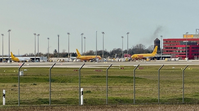 Avións de carga da emprea DHL na base de Leipzig, en Alemaña (Reuters/Tobias Schlie)