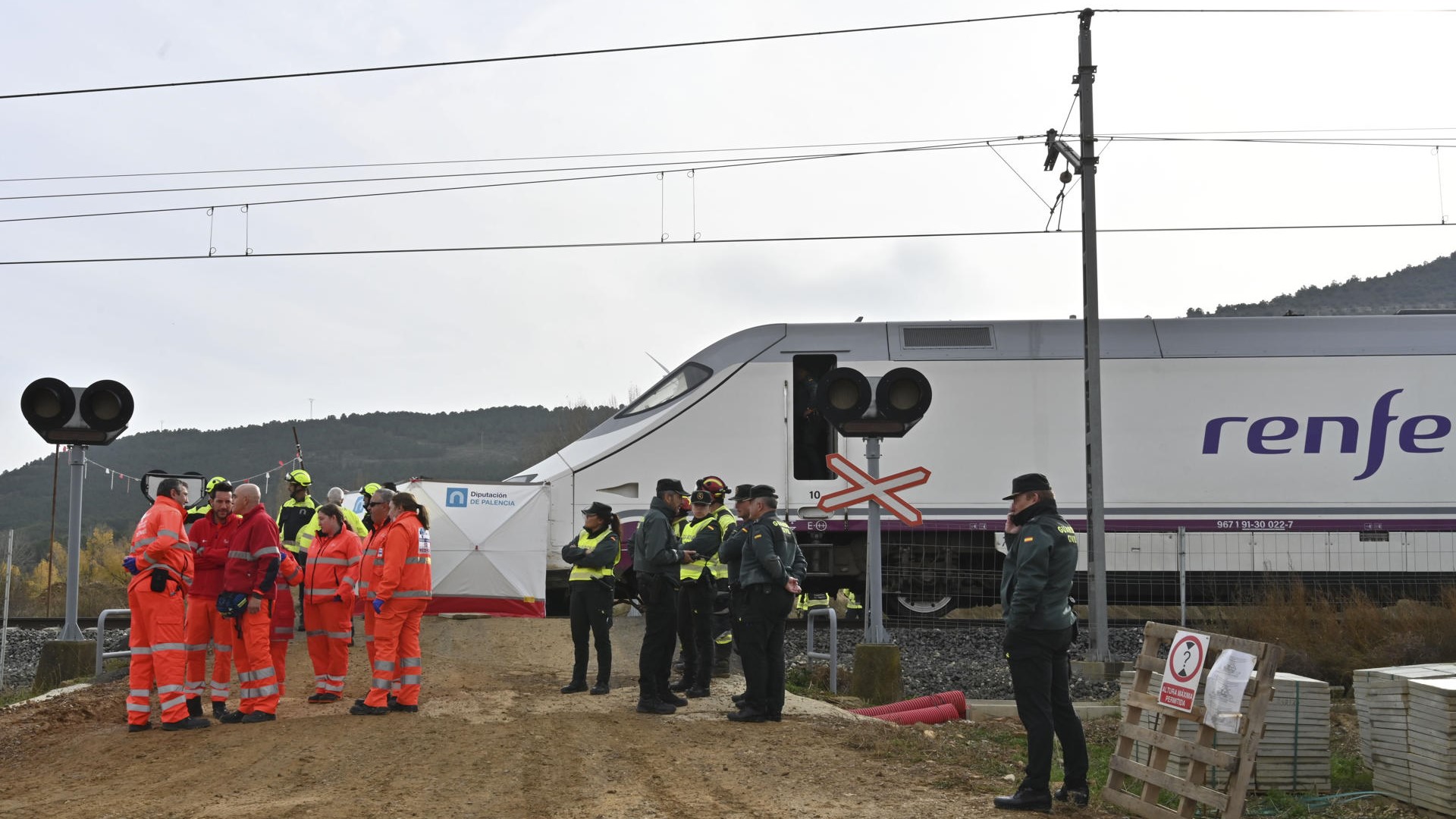 Morren dous operarios das obras do AVE ao chocar cun Alvia o coche en que viaxaban / (EFE/ Almudena Álvarez)