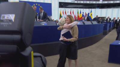 Ursula Von der Leyen recibe os parabéns da presidenta do Parlamento Europeo, Roberta Metsola.