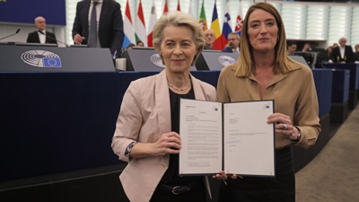 A presidenta da Comisión Europea, Ursula Von der Leyen, e a presidenta do Parlamento Europeo, Roberta Metsola, presentan a acta co resultado da votación deste mércores (Philipp von Ditfurth / Europa Press).