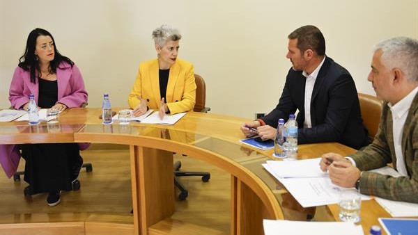 O conselleiro de Cultura, Lingua e Xuventude, José López Campos (3d), e o secretario xeral de Política Lingüística, Valentín García (d), durante a reunión coas deputadas do grupo do BNG, Mercedes Queixas (2e) e Iria Taibo (e), este xoves en Santiago (EFE / Lavandeira Jr.).