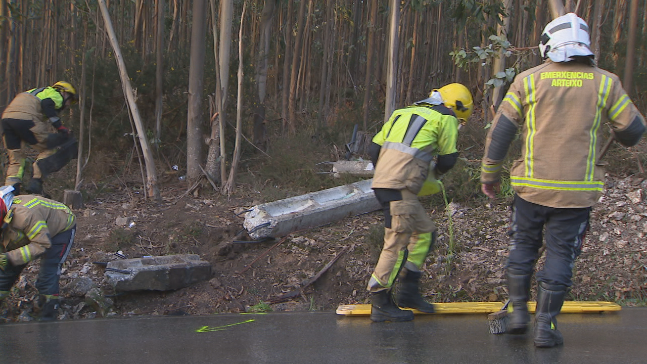 Operarios de Emerxencias traballando no lugar do accidente