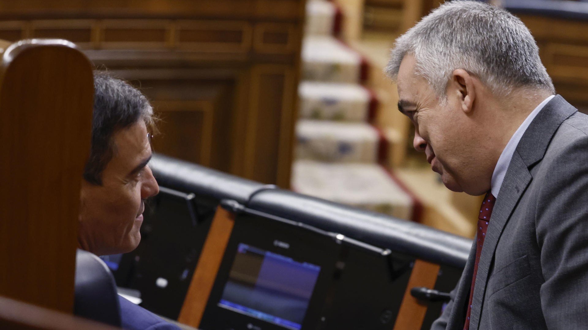 Santos Cerdán conversa co presidente do Goberno, Pedro Sánchez, durante o pleno deste xoves no Congreso. EFE/Javier Lizón