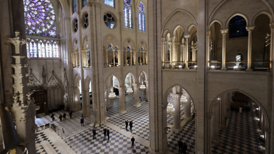 Vista xeral da catedral durante a visita de Macron (CHRISTOPHE PETIT TESSON/ REUTERS)