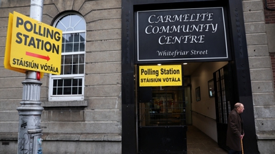 Imaxe dun centro de votación en Dublín este venres. REUTERS/Toby Melville