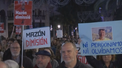 Milleiros de persoas na manifestación este sábado contra a xestión da DINA en Valencia