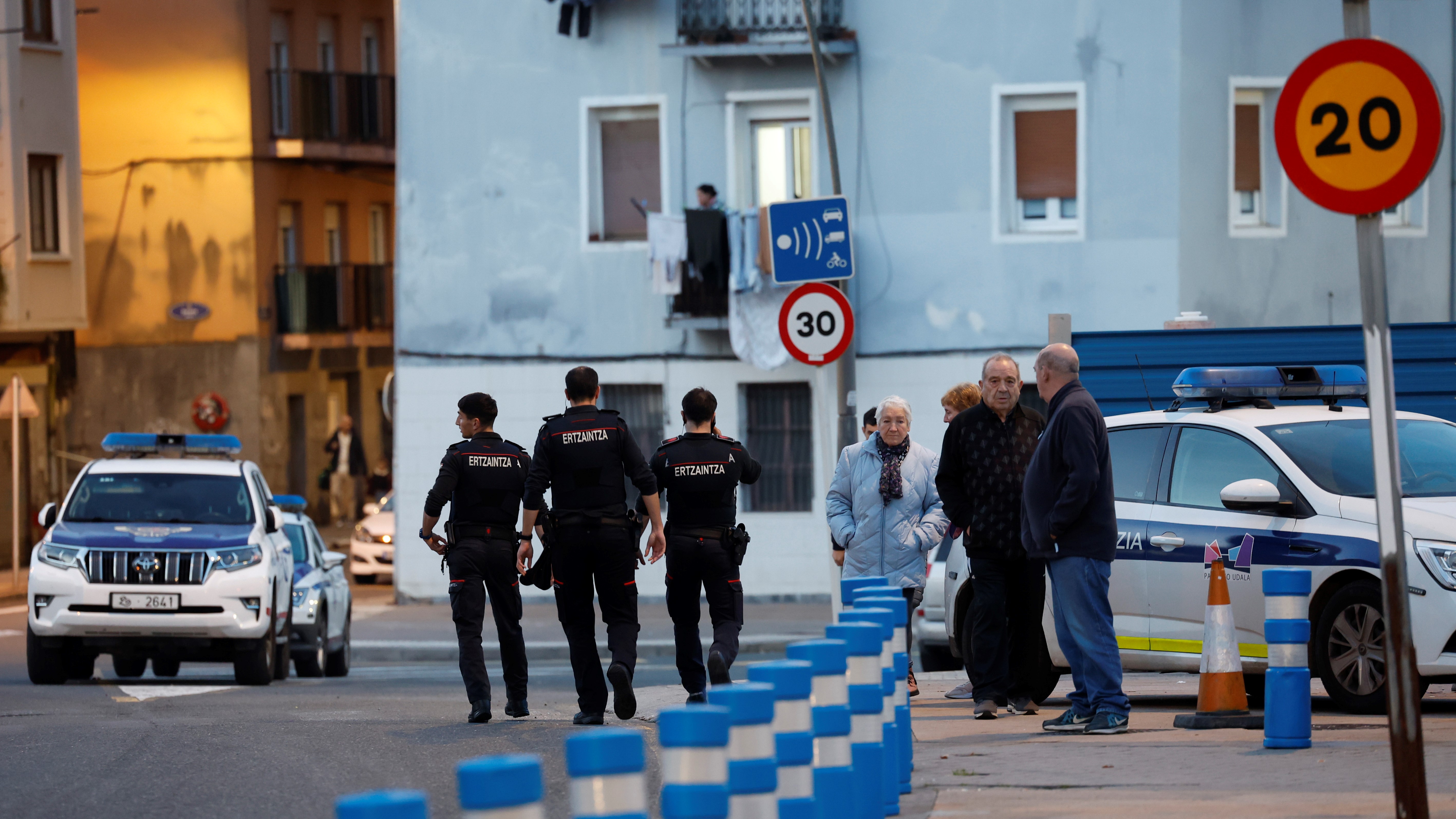 Tres policías tras o crime en Pasaia. EFE/Juan Herrero