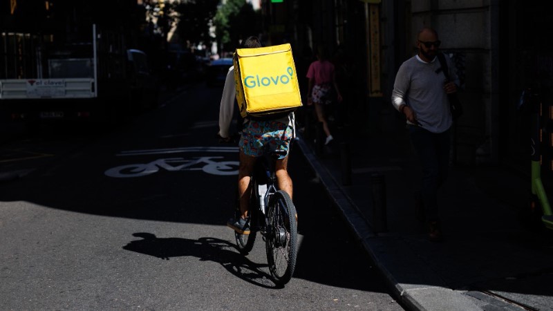 Un repartidor de Glovo en bicicleta por unha rúa do centro de Madrid - (Alejandro Martínez Vélez/ Europa Press / Arquivo)