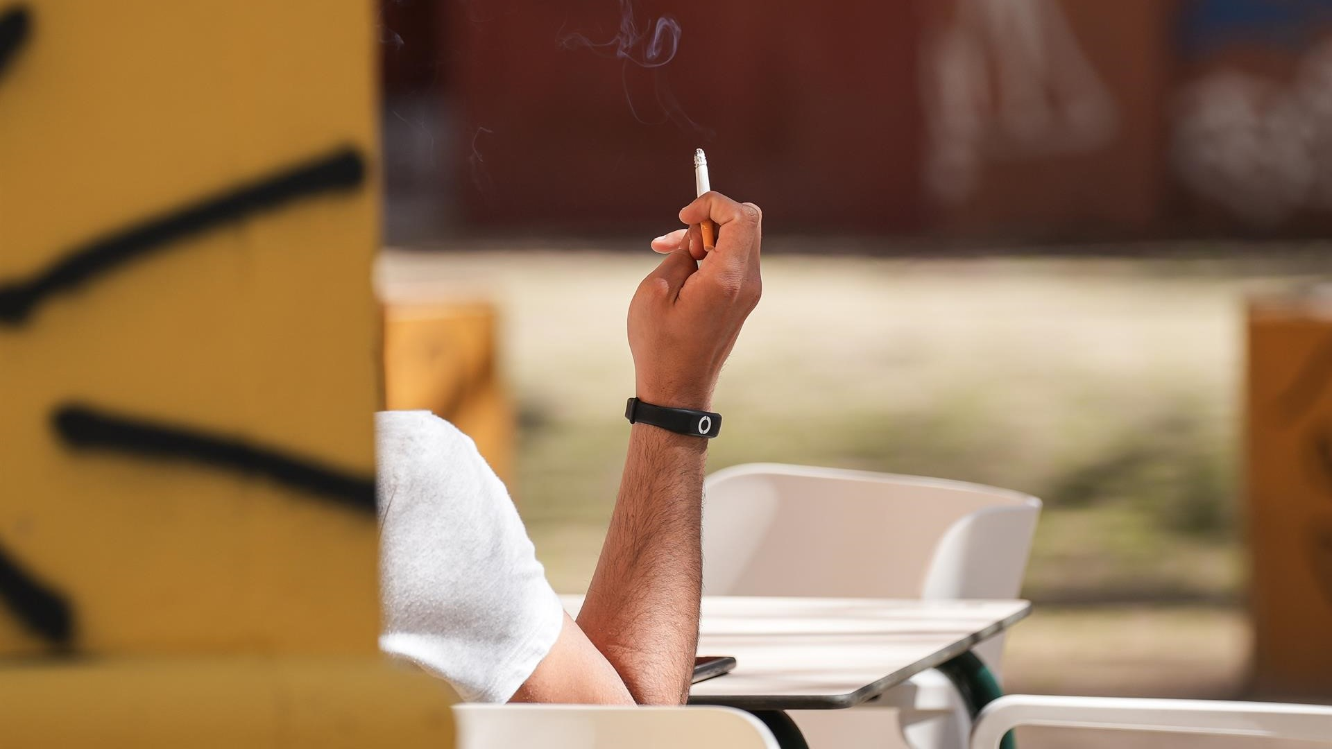 Unha persoa fumando nunha terraza/EP