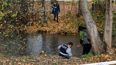 Un axente da Policía Científica no lugar no que se descubriu o corpo en Burgos (Tomás Alonso/Europa Press)