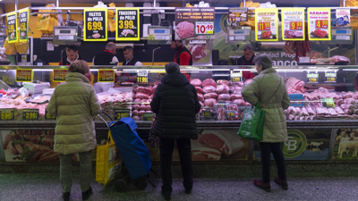 Varias mulleres compran nunha carnicería dun mercado (Foto de arquivo/Eduardo Parra/Europa Press)