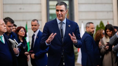 O presidente do Goberno, Pedro Sánchez, diríxese a medios de comunicación á súa chegada ao Congreso dos Deputados con motivo da celebración do Día da Constitución, este venres en Madrid (EFE / Borja Sanchez-Trillo).