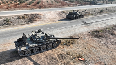 Tanques nunha estrada de Hama, en Siria. REUTERS/Mahmoud Hasano