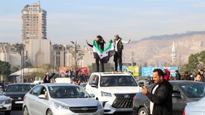 Dous homes coa bandeira da oposición siria en Damasco. REUTERS/Firas Makdesi