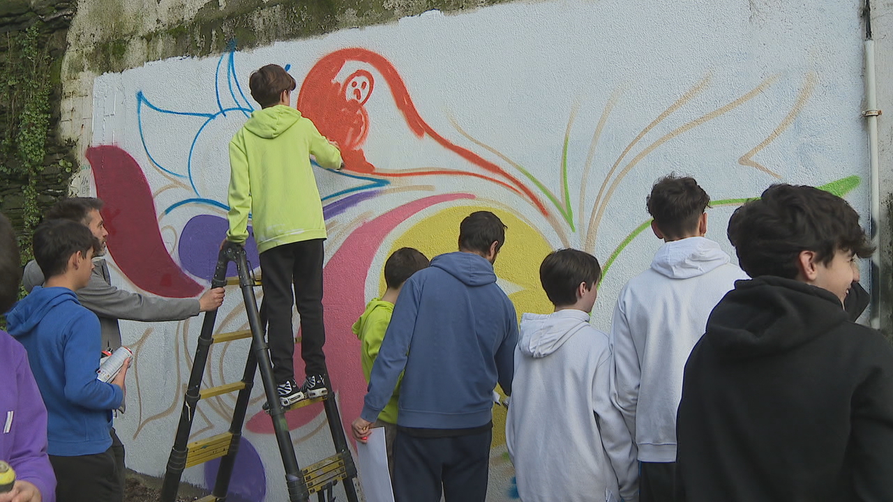 A rapazada asistente atendeu ás indicacións que lle deu o artista urbano lucense