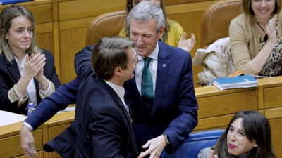 O presidente da Xunta felicita o conselleiro de Facendo tras a aprobación definitiva dos presupostos, este martes no Parlamento de Galicia (EFE / Lavandeira Jr.).