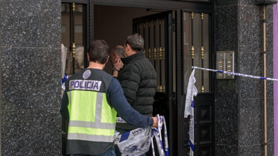 A Policía Nacional mantivo precintado o acceso ao edificio en que tivo lugar o suceso. EFE/Eliseo Trigo