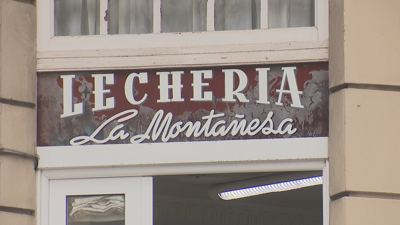 A tenda conserva moitos elementos orixinais como o cartel da fachada que da a unha esquina da rúa coruñesa de Plá e Cancela