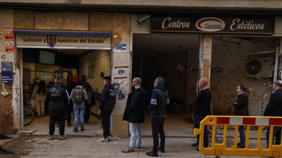 Ringleira de clientes nunha administración de lotaría de Paiporta / Europa Press - Rober Solsona