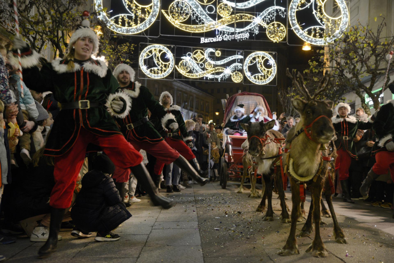 Desfile oficial do séquito de Papá Noel con renos polas rúas de Ourense este sábado. Rosa Veiga