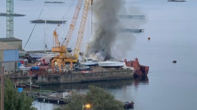 Imaxe do barco ardendo no estaleiro de Moaña este domingo