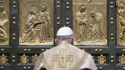 O Papa Francisco abre a Porta Santa na Basílica de San Pedro para o Xubileu de 2025, despois de celebrar a Misa de Nadal fronte a miles de fieis (IPA vía ZUMA Press/dpa)