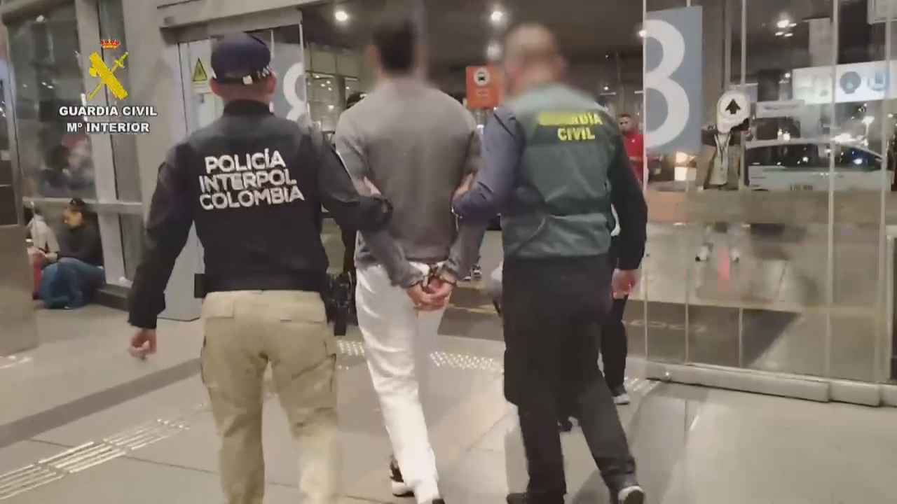 Momento da detención dun dos sospeitosos (Garda Civil)