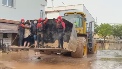 Miles de persoas, civís e militares, seguen traballando na zona arrasada