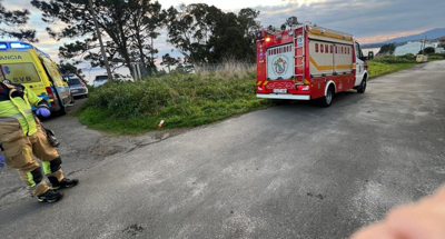 Os bombeiros de Boiro e o 061 no lugar do accidente en Rianxo. FOTO: @BomberosBoiro