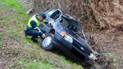 Momento no que a Garda Civil analiza a situación do coche conducidou polo menor