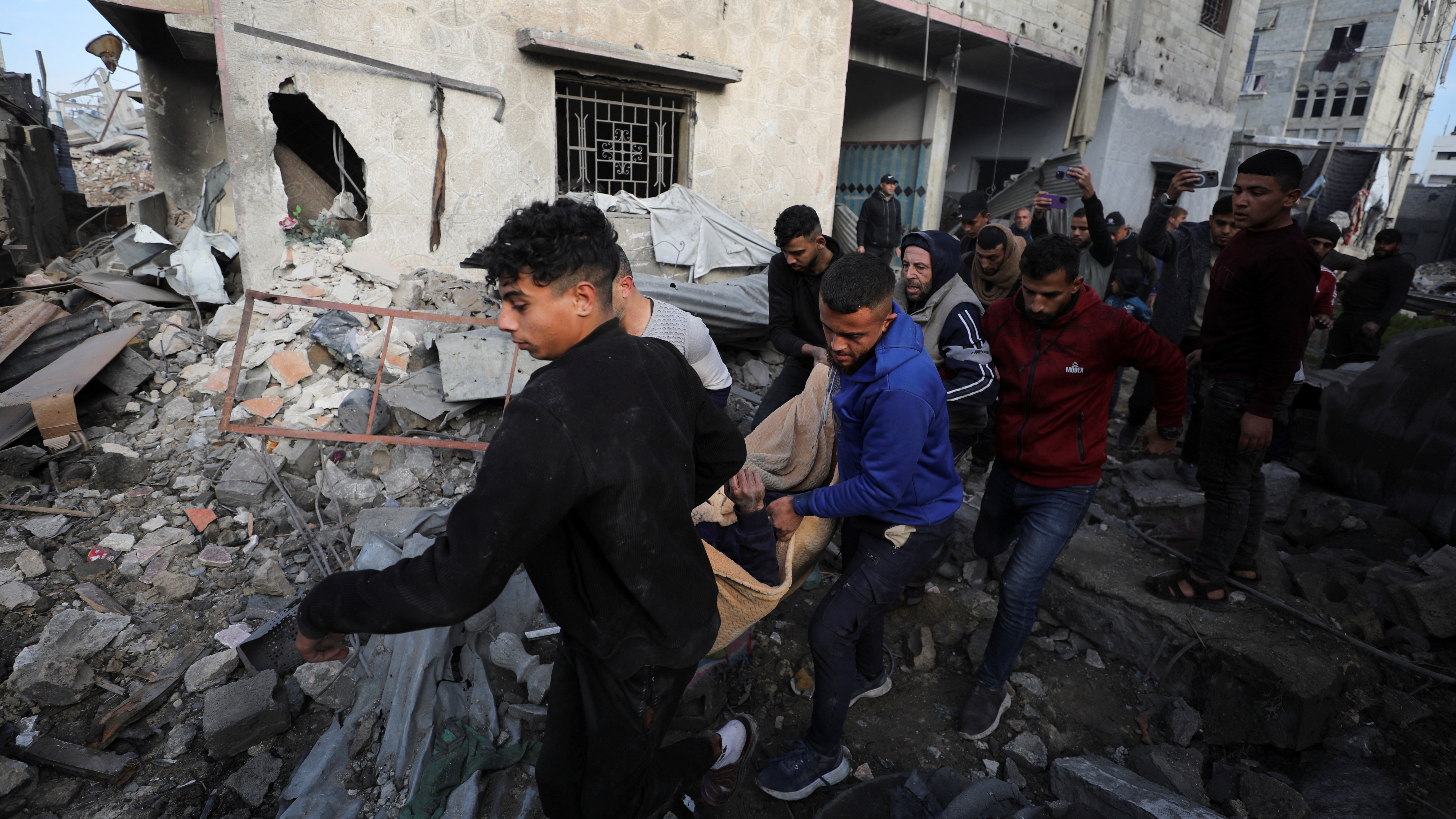 Unha das persoas falecidas nas últimas horas na cidade de Gaza. REUTERS/Dawoud Abu Alkas