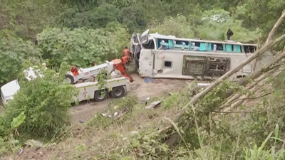 O autobús caeu por un barranco da estrada Panamericana